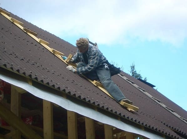 Tetőjavítás: A szivárgások javításának módszerei a tető típusától függően