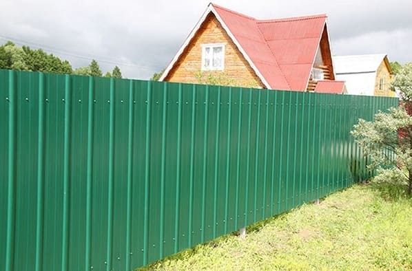 Hogyan építsünk profilozott lemezből készült kerítést?