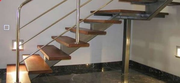Fém lépcső az első emeletre: egy egyszerű saját készítésű technológia