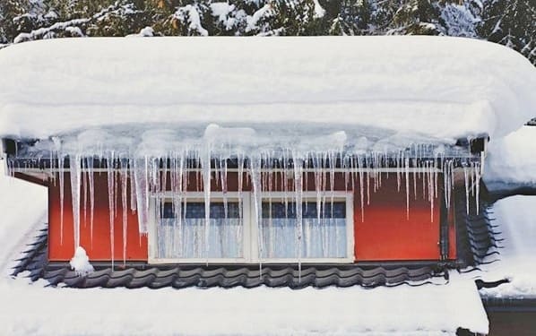Hogyan védjük meg a tetőt a hótól és a jégcsapoktól?