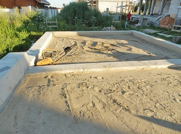 beton padló építése talajon fotó