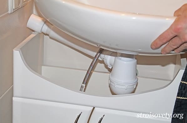 Hogyan kell telepíteni egy szekrény mosogatót otthonában