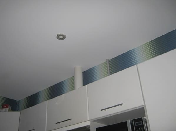 Fabric stretch mennyezet a konyhában, fotó