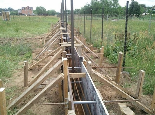 Kerítés alapítvány: építés és telepítés saját kezűleg
