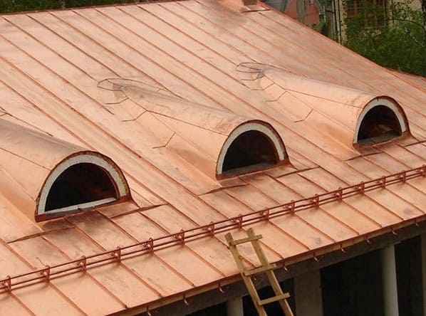 A varrás tető: mi az, jellemzői és finomságai önszerelés