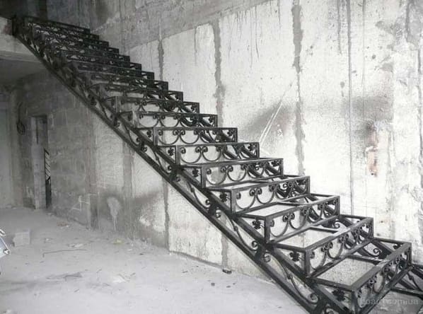 Korlátok a lépcsőn fémből: mit kell telepíteni, és hogyan kell csinálni magadnak