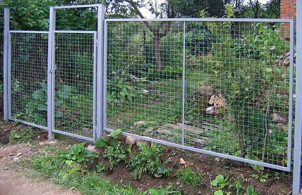 Rabitz-hálóból készült kerítés telepítése