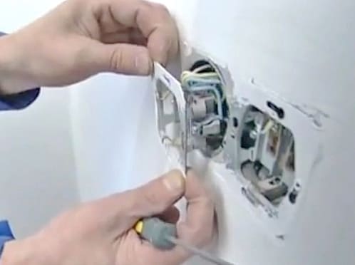 A konnektorok beépítése a falba