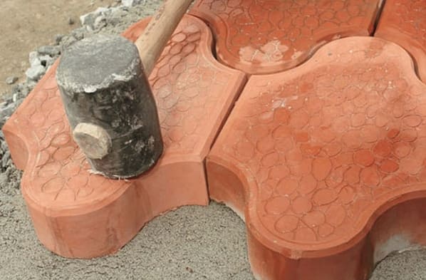 burkolókő fektetése betonalapra