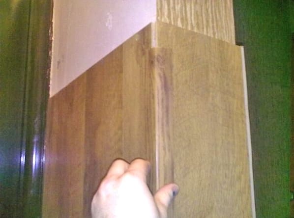 Hogyan kell csatolni laminált padló a falra: fotó