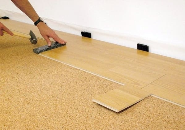 Milyen aljzatot kell a laminált padló alá fektetni?