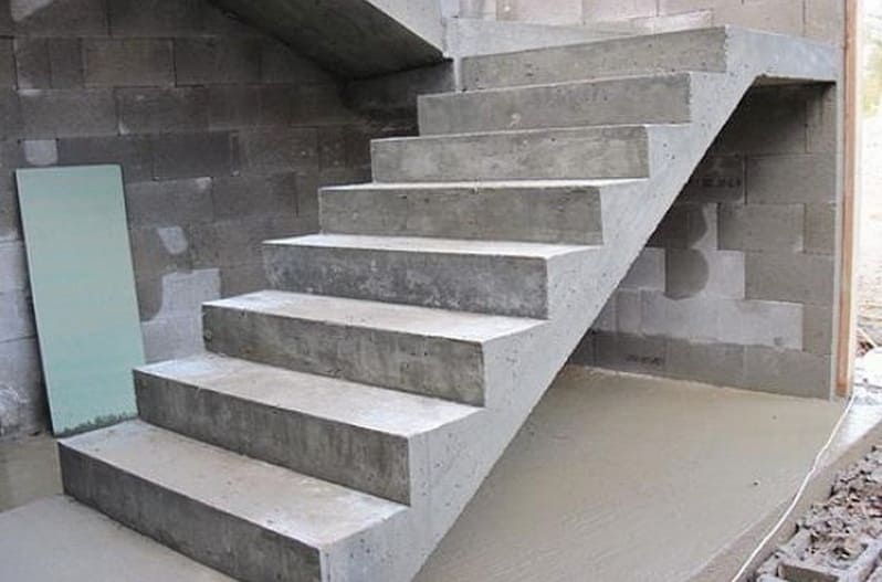 Lépcső készítése betonból fotó