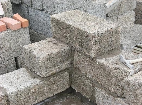 Ház fűrészpor beton: az anyag jellemzői, a gyártás technológiája és az építés finomságai