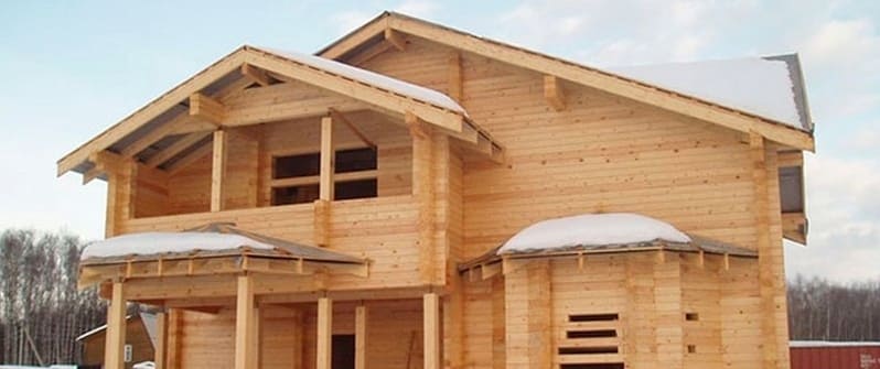 Hogyan szigeteljünk egy faházat: a külső és belső hőszigetelés sajátosságai