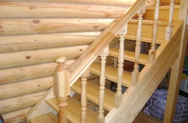 Fából készült lépcső saját kezűleg: Építés és önszerelés