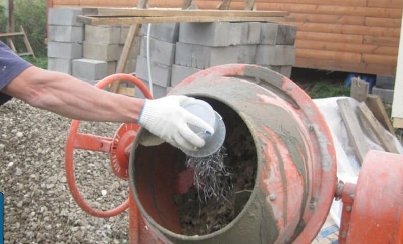 Hogyan készítsük elő a szálakat a betonhoz
