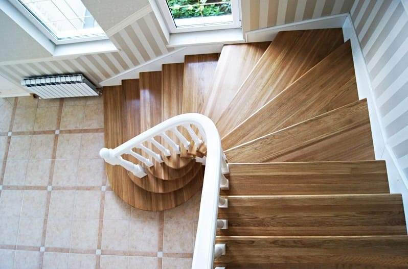 Lépcsők átlós lépcsőkkel fotó