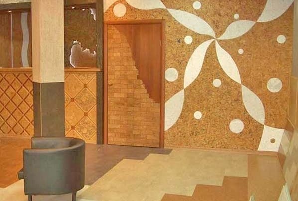 Parafa padlóburkolat a falakhoz: típusok, kiválasztási kritériumok és ragasztásuk sajátosságai