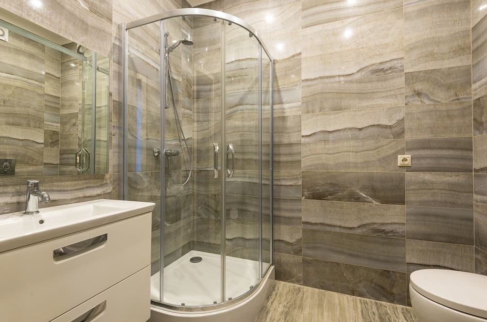 Zuhanyzó panless csempézett zuhanykabin saját kezűleg - lépésről lépésre utasítások