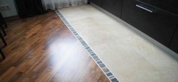 Így lehet gondosan alakítani a csempe és a laminált padló közötti fugát