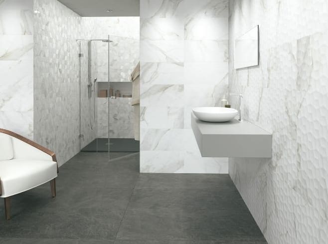 Jellemzői és kialakítása márvány csempe a fürdőszobában