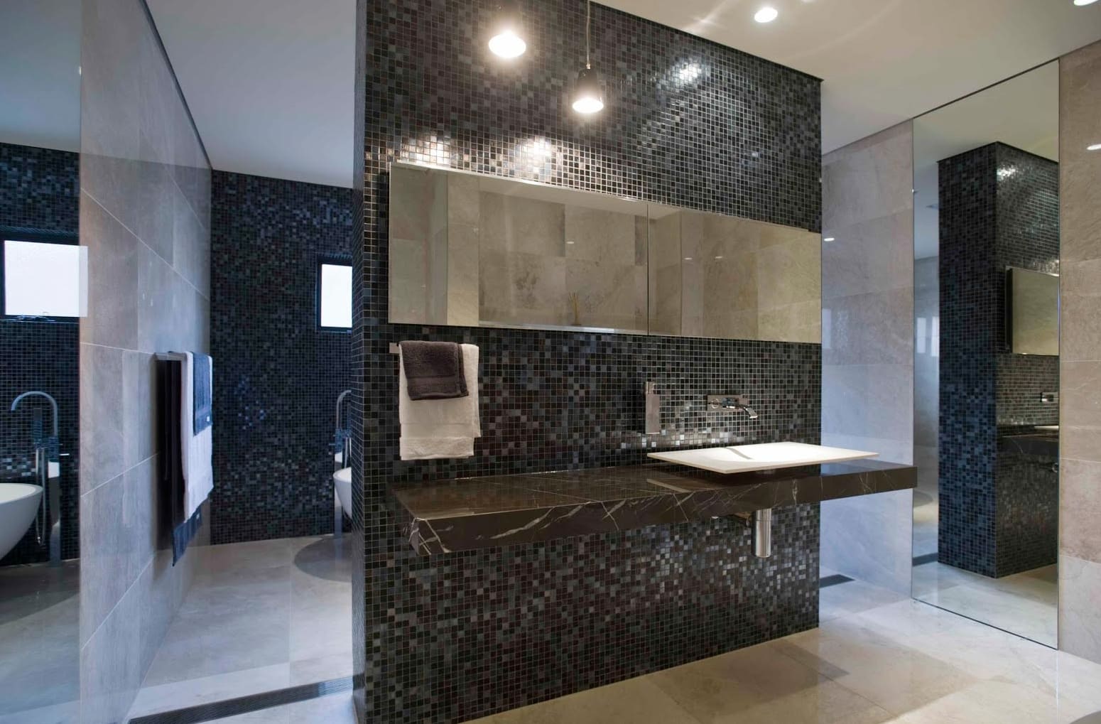 Mozaikok egy tágas fürdőszobában