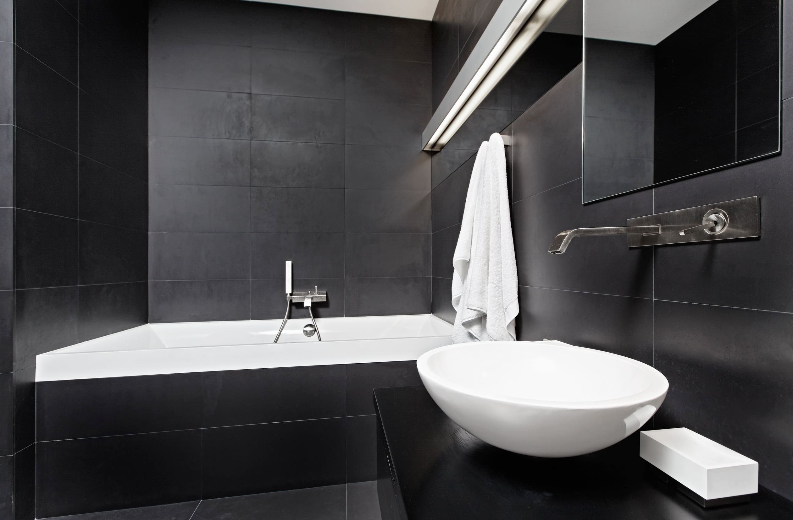 Fekete fürdőszoba: tervezési megoldások és gyakorlati tippek