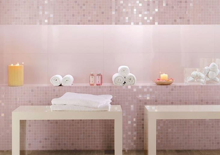 rózsaszín mozaik a fürdőszobában
