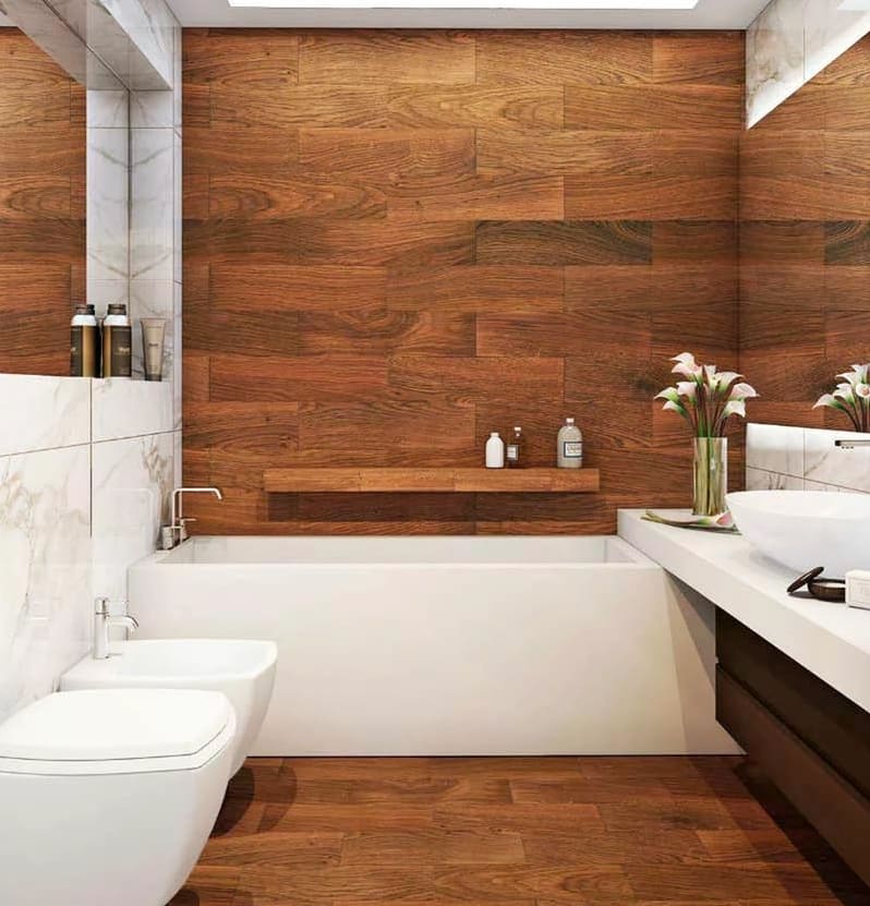 Fa és fehér márvány kombinációja a fürdőszobában