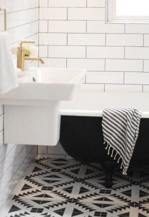 Fekete fürdőszoba: tervezési megoldások és gyakorlati tanácsok