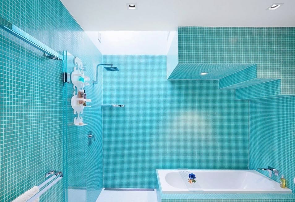 Kék mozaik a fürdőszobában