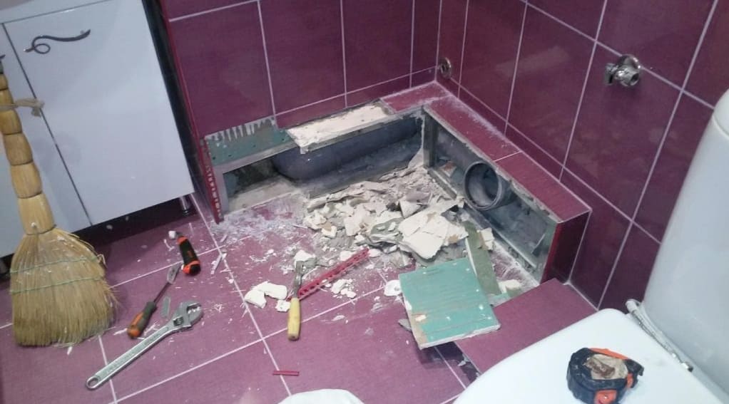 Hogyan távolítsuk el a csempéket a fürdőszoba faláról anélkül, hogy megsérülne?