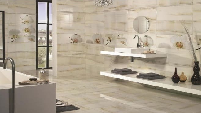 A márvány fürdőszobai csempe jellemzői és kialakítása