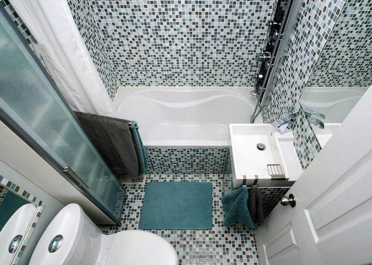 Mozaikok egy kis fürdőszobában