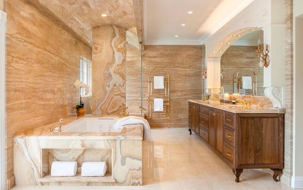 Vidéki stílusú márvány fürdőszoba