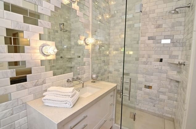 Tükör csempe a fürdőszobában: tervezési fotók, a szoba befejezésének és karbantartásának sajátosságai