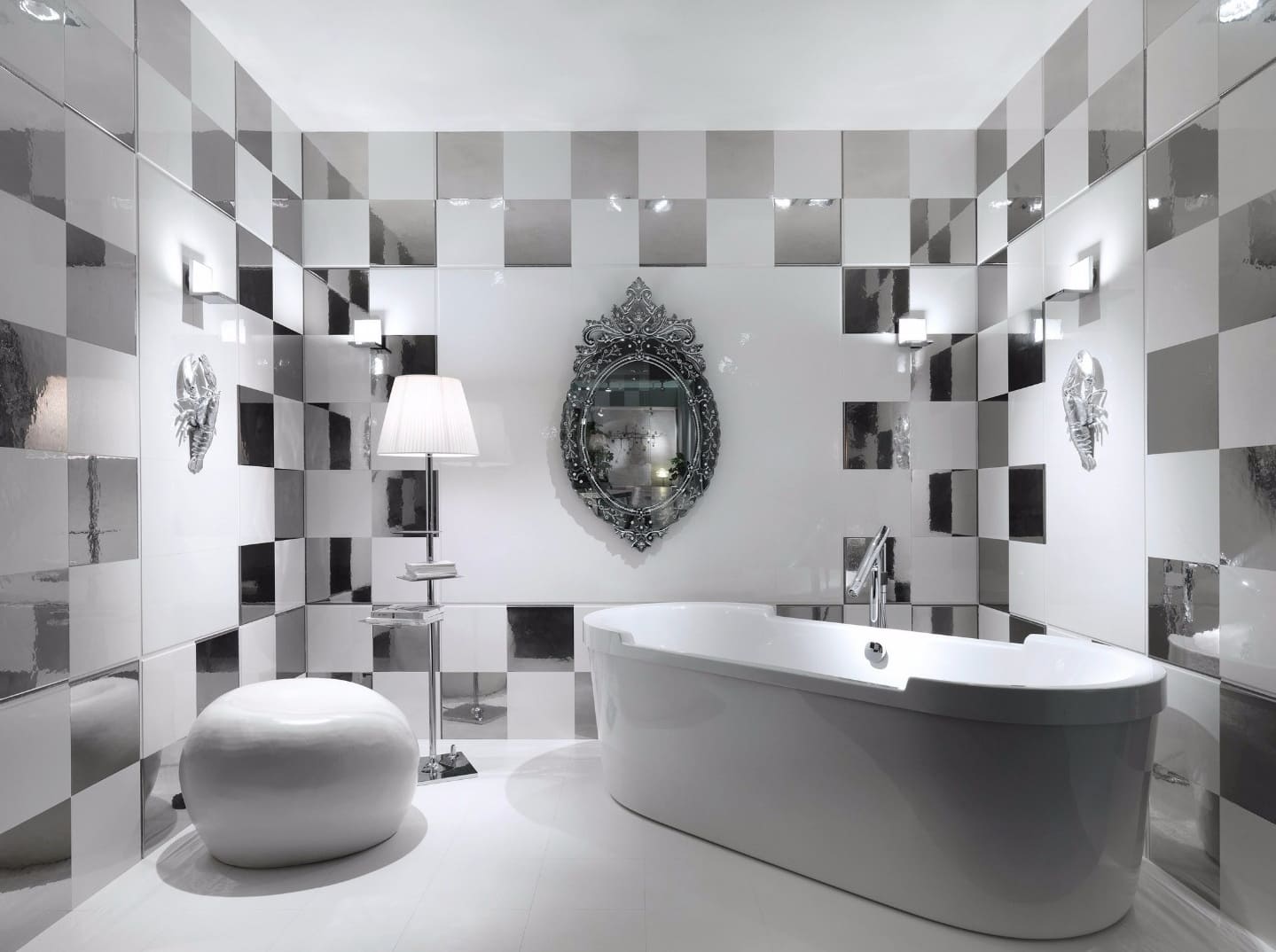 A tükör csempe a fürdőszobában: tervezési fotók, sajátosságai befejező és gondozó a szobában