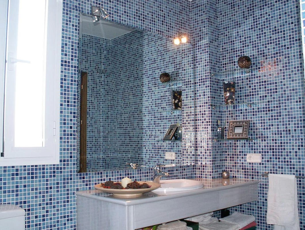 üvegmozaik a fürdőszobában