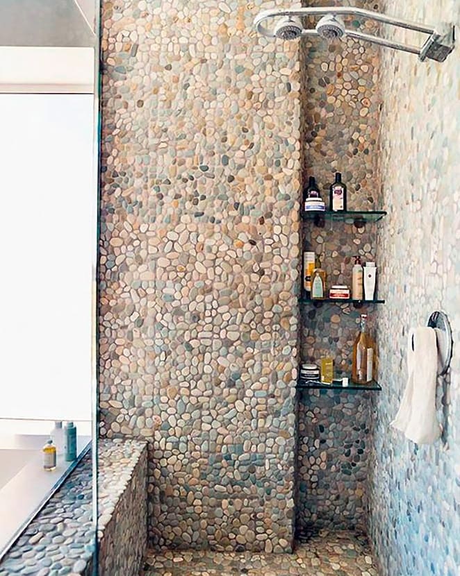 kő és kavics mozaik a fürdőszobában