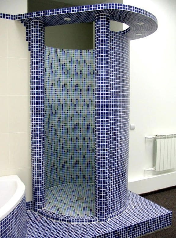 Mozaikból készült zuhanykabin