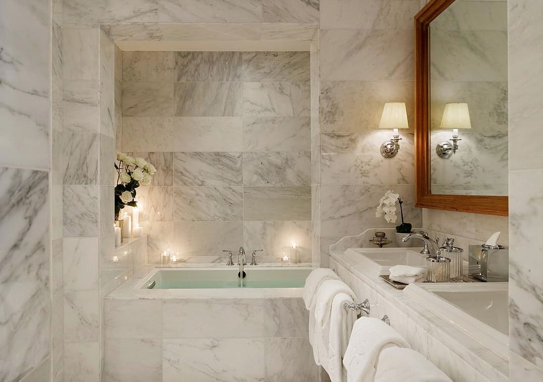 A választás a márvány csempe mérete szerint a fürdőszoba mérete