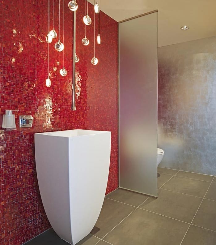 Piros mozaik a fürdőszobában