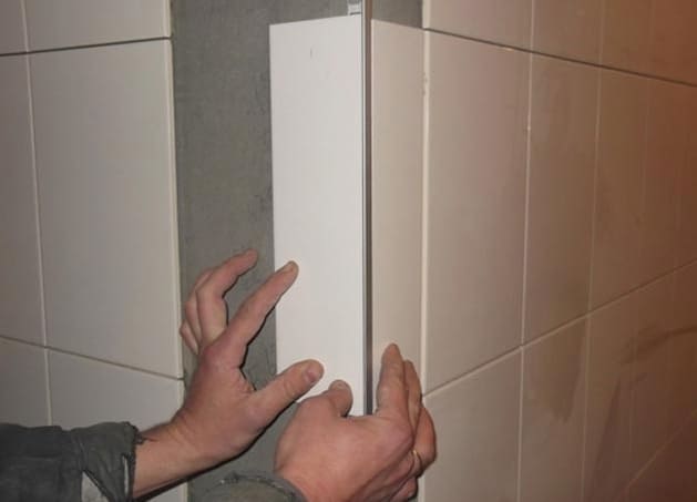Fürdőszobai csempék lerakása - külső sarokcsempézés