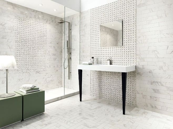 A márvány fürdőszoba csempe jellemzői és kialakítása