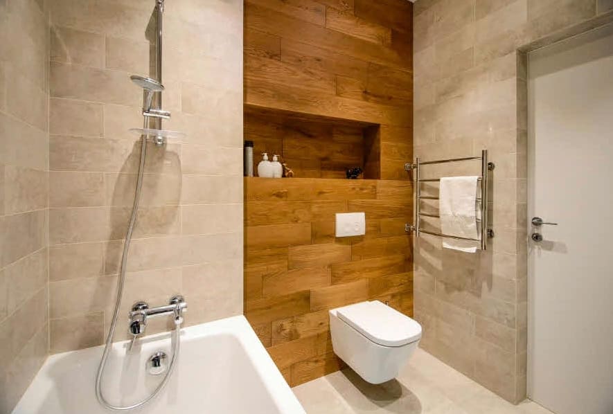 Fa és fehér márvány kombinációja a fürdőszobában 3