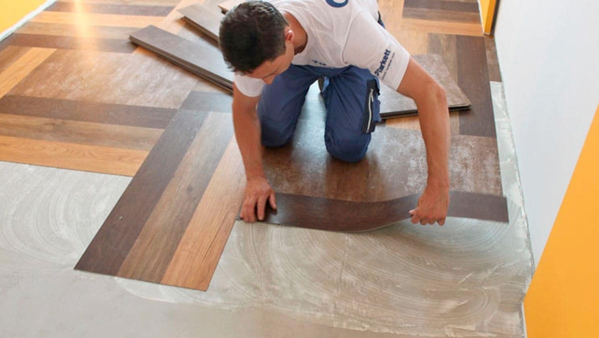 Fektetése PVC csempe a padlón