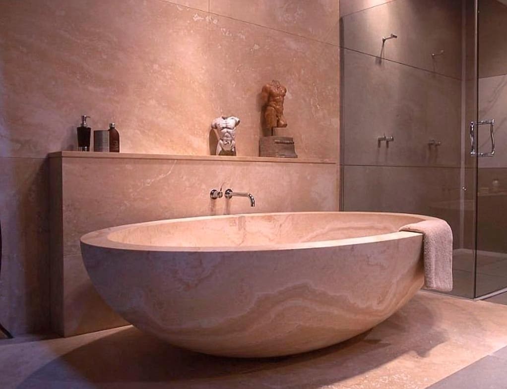 Jellemzői és kialakítása márvány csempe a fürdőszobában