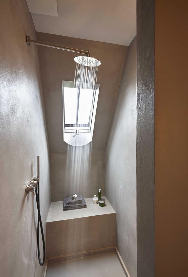 Zuhanyzó kialakítása csepegtető tálca nélkül a padlásonDesign egy zuhanyzó nélkül csepegtető tálca a padláson