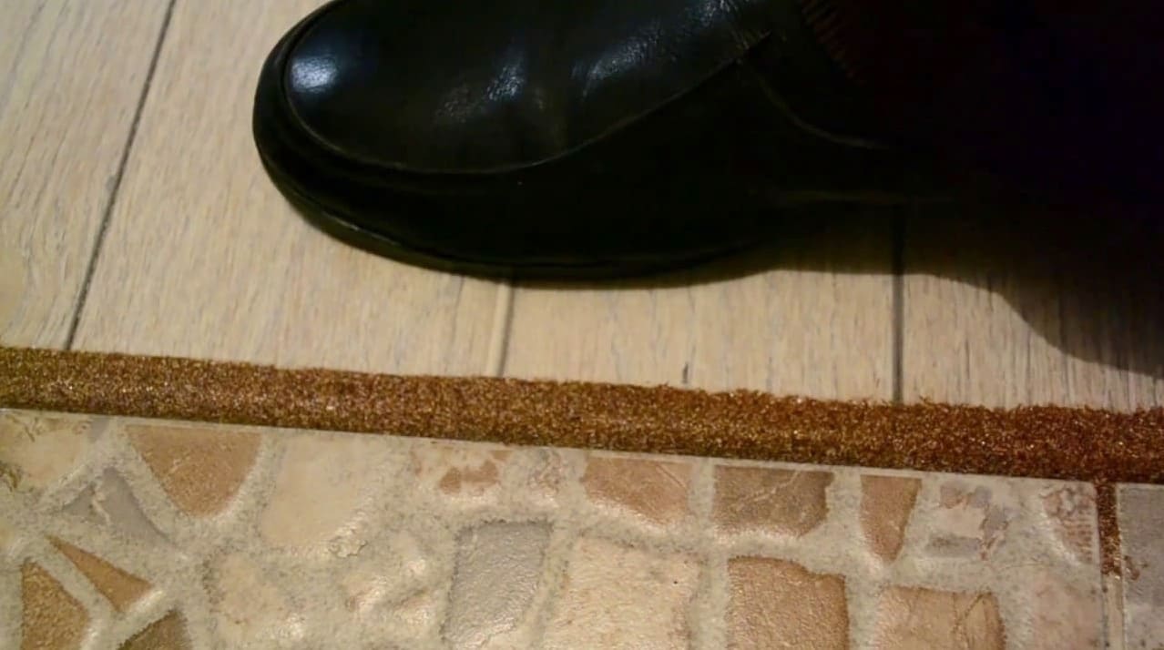 A csempe és a laminált padló közötti kapcsolat: tervezési megfontolások