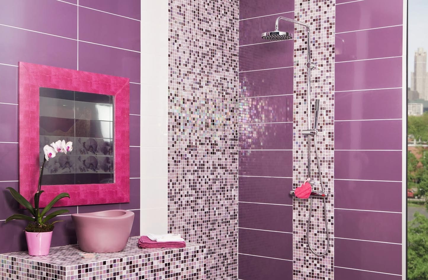 Lila mozaik csempe a fürdőszobában